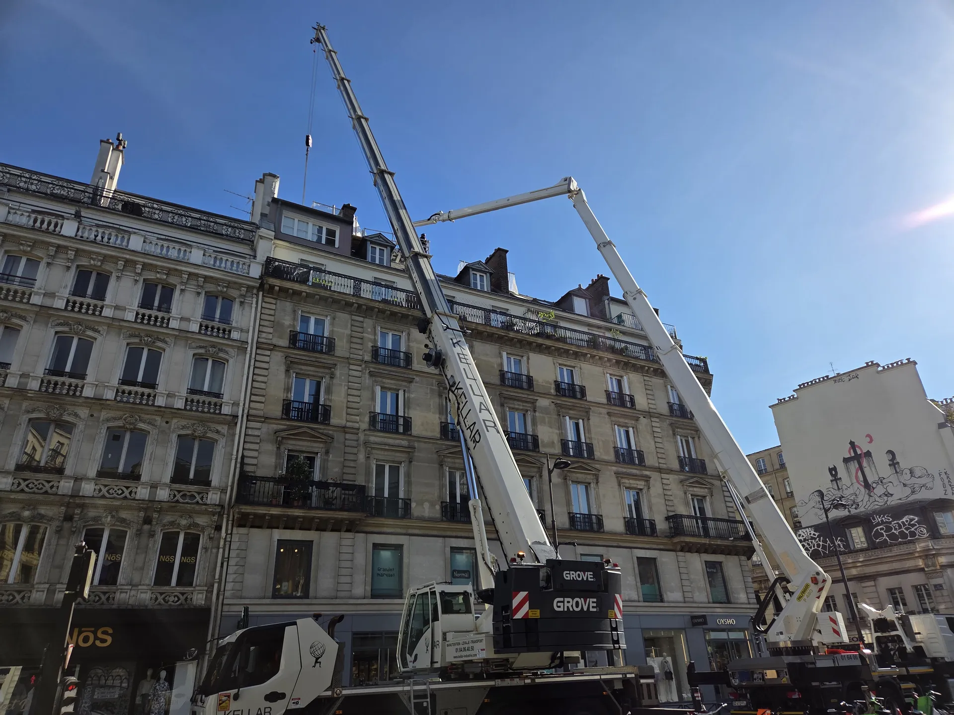 Levage et pose d'antennes pour site radio Free avec grue mobile et nacelle