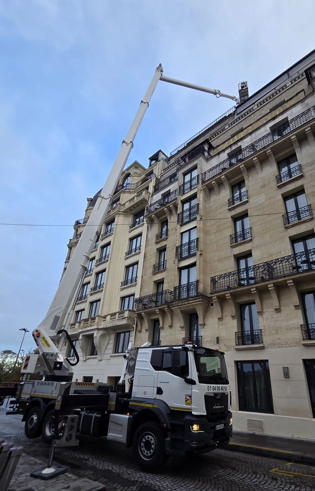 Remise d’antenne Orange à Paris 18e avec nacelle et sécurisation de rue