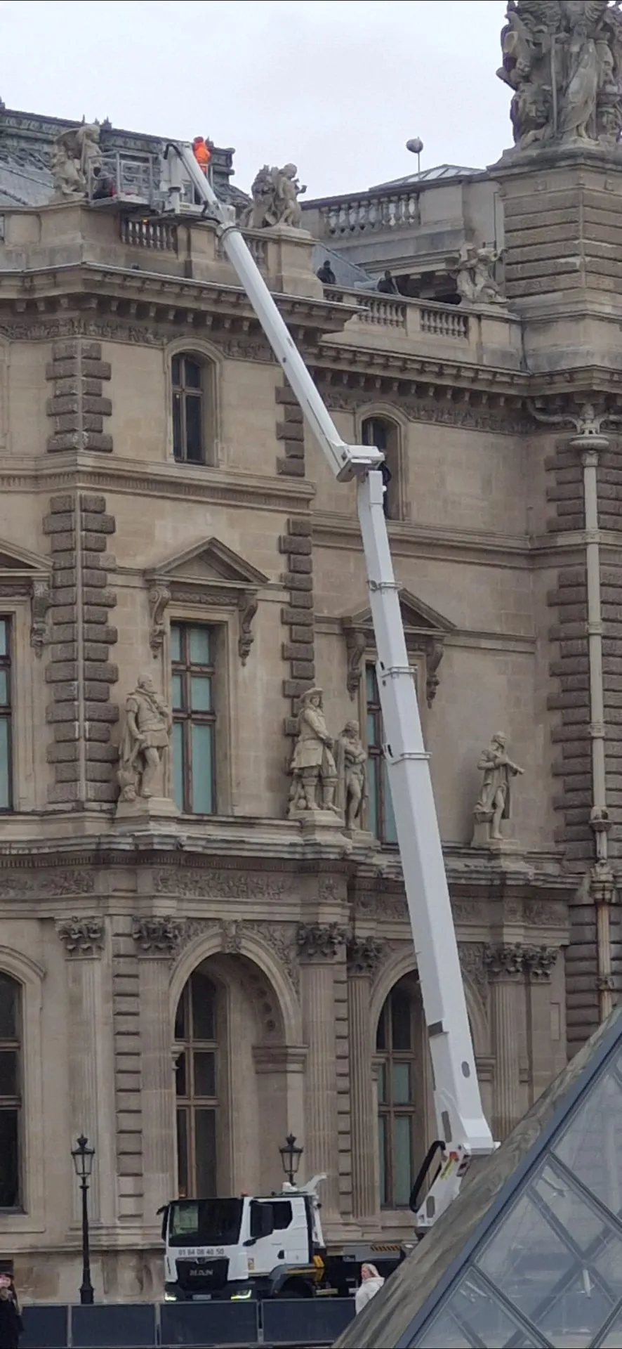 Intervention en nacelle aux abords de la pyramide du Louvre