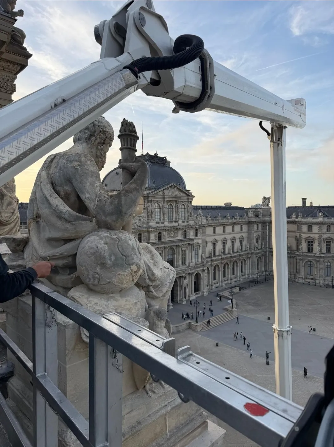 Intervention en nacelle aux abords de la pyramide du Louvre