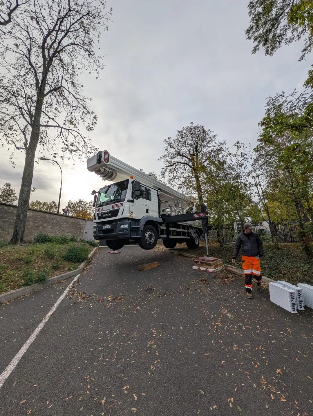 Calage de nacelle sur pente au Stade Adolphe Chéron à Saint-Maur
