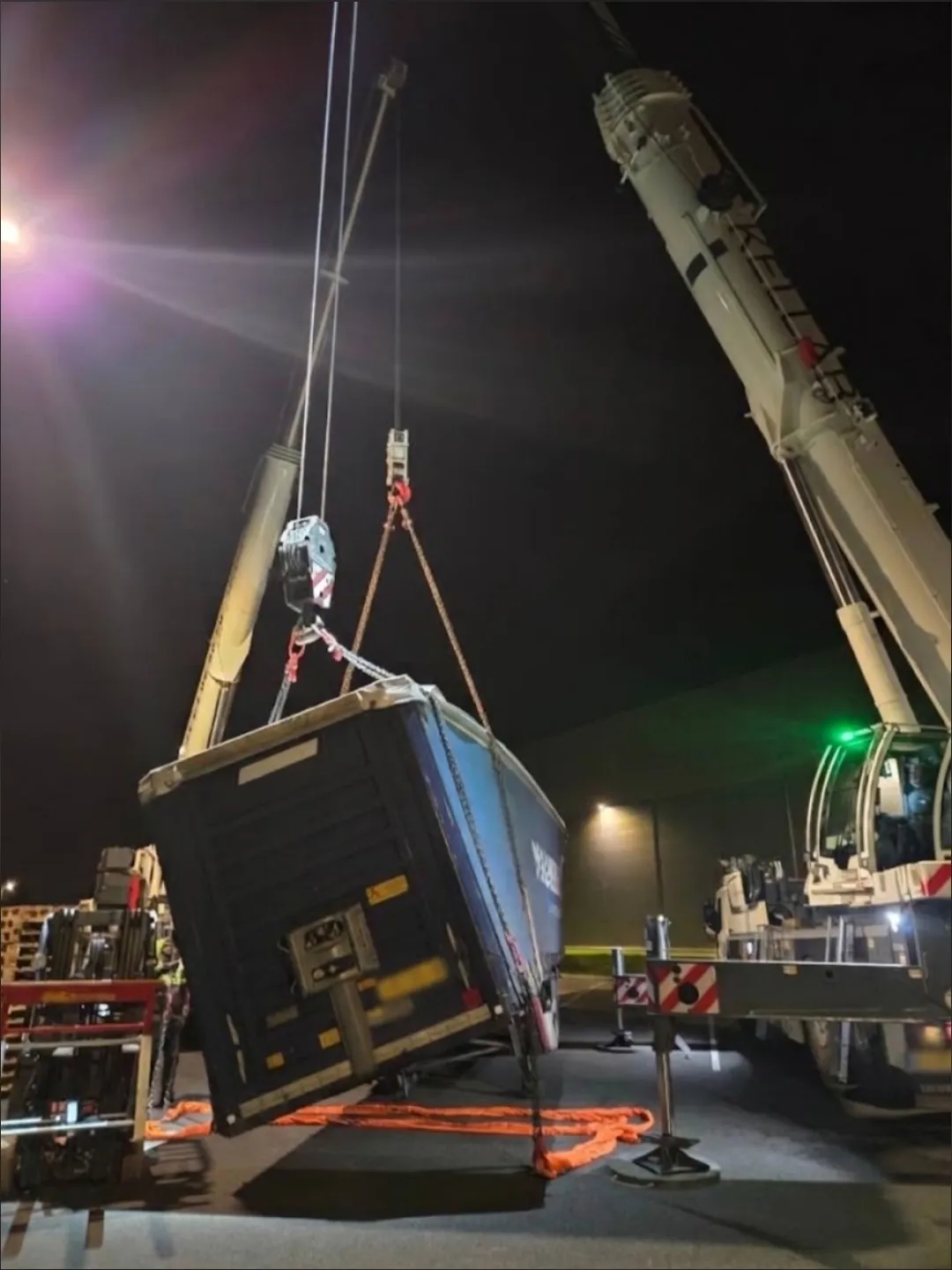 Grutage d'une remorque décrochée avec 2 grues