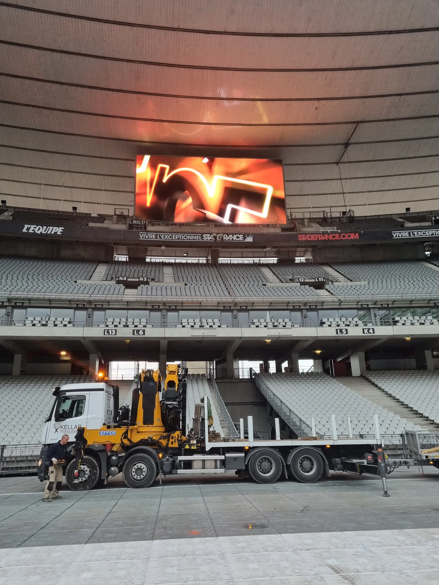 Levage au Stade de France avec un bras de grue et opérateur