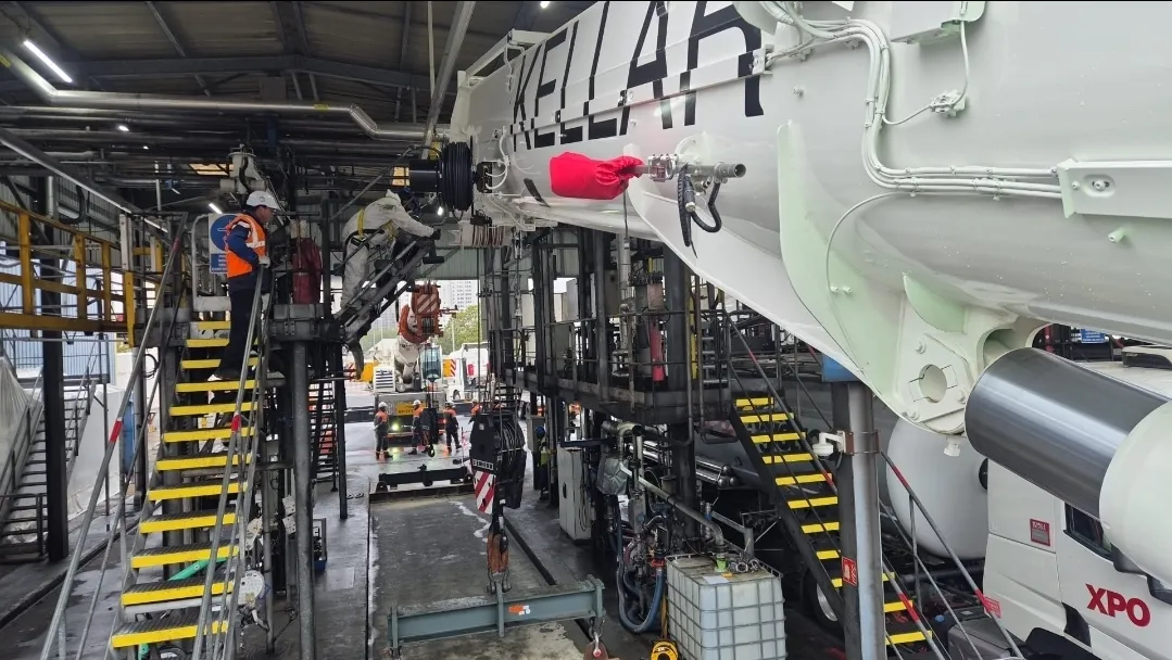 Grutage d’un pont de 40 tonnes avec deux grues sous hangar