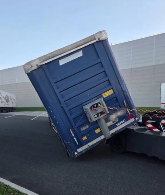 Grutage d'une remorque décrochée avec 2 grues à Seine et Marnes