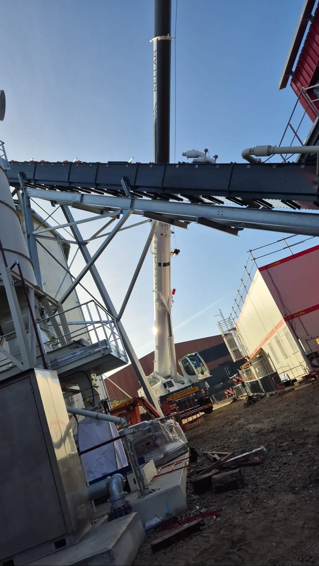 Pose de bardage chez Enoris à Massy avec grue 120 tonnes