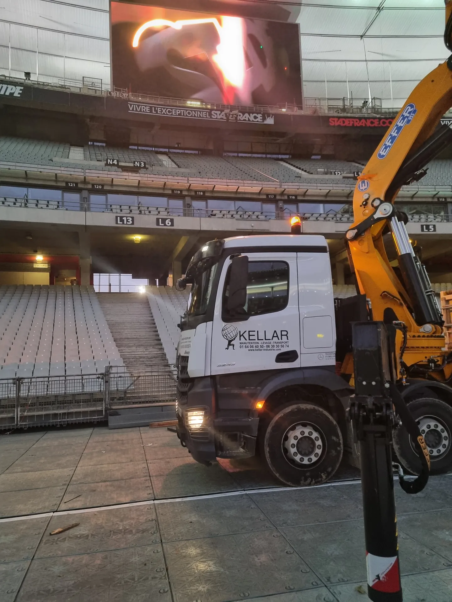 Levage au Stade de France avec un bras de grue et opérateur