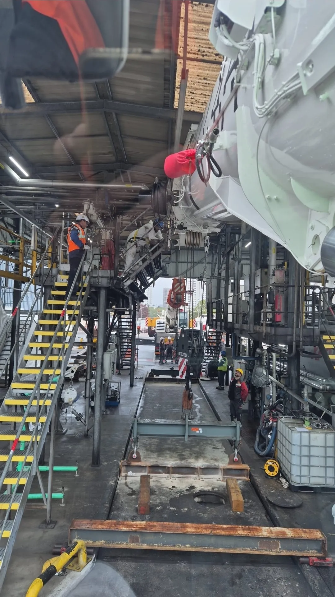 Grutage d’un pont de 40 tonnes avec deux grues sous hangar