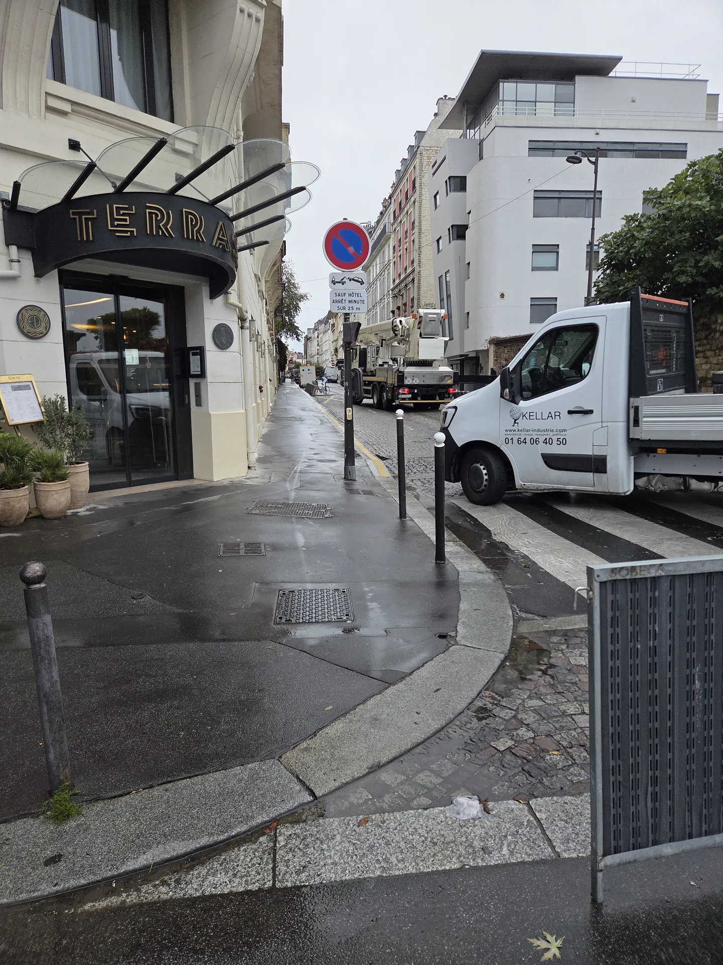 Remise d’antenne Orange à Paris 18e avec nacelle et sécurisation de rue