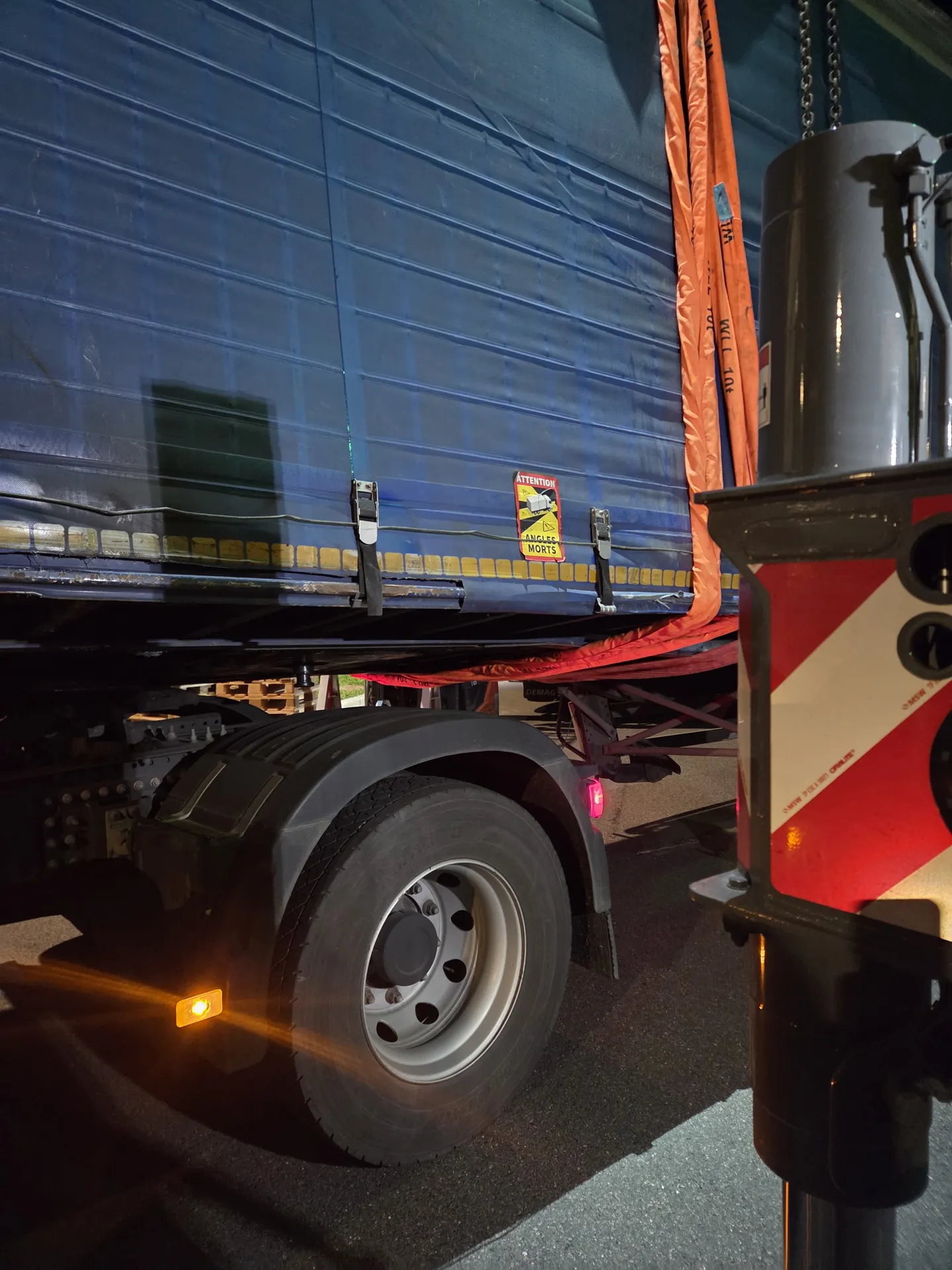 Grutage d'une remorque décrochée avec 2 grues