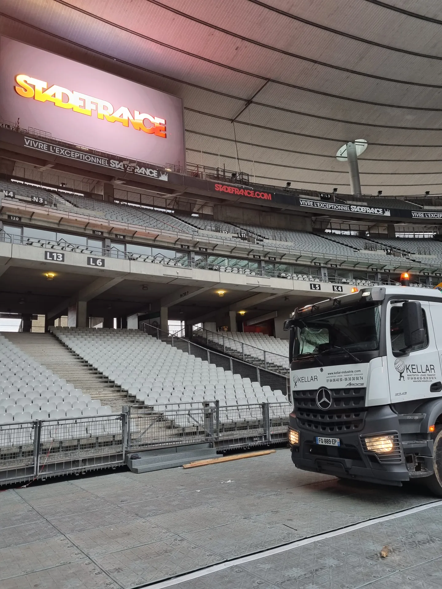 Levage au Stade de France avec un bras de grue et opérateur
