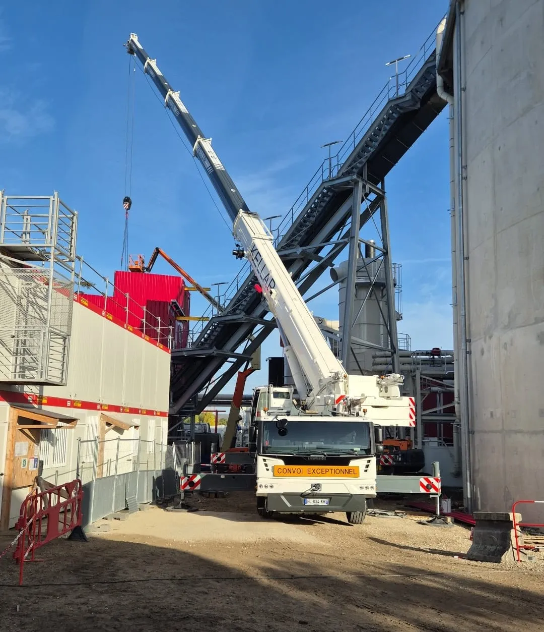 Pose de bardage chez Enoris à Massy avec grue 120 tonnes