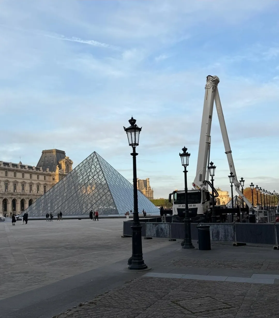 Intervention en nacelle aux abords de la pyramide du Louvre à Paris 75001