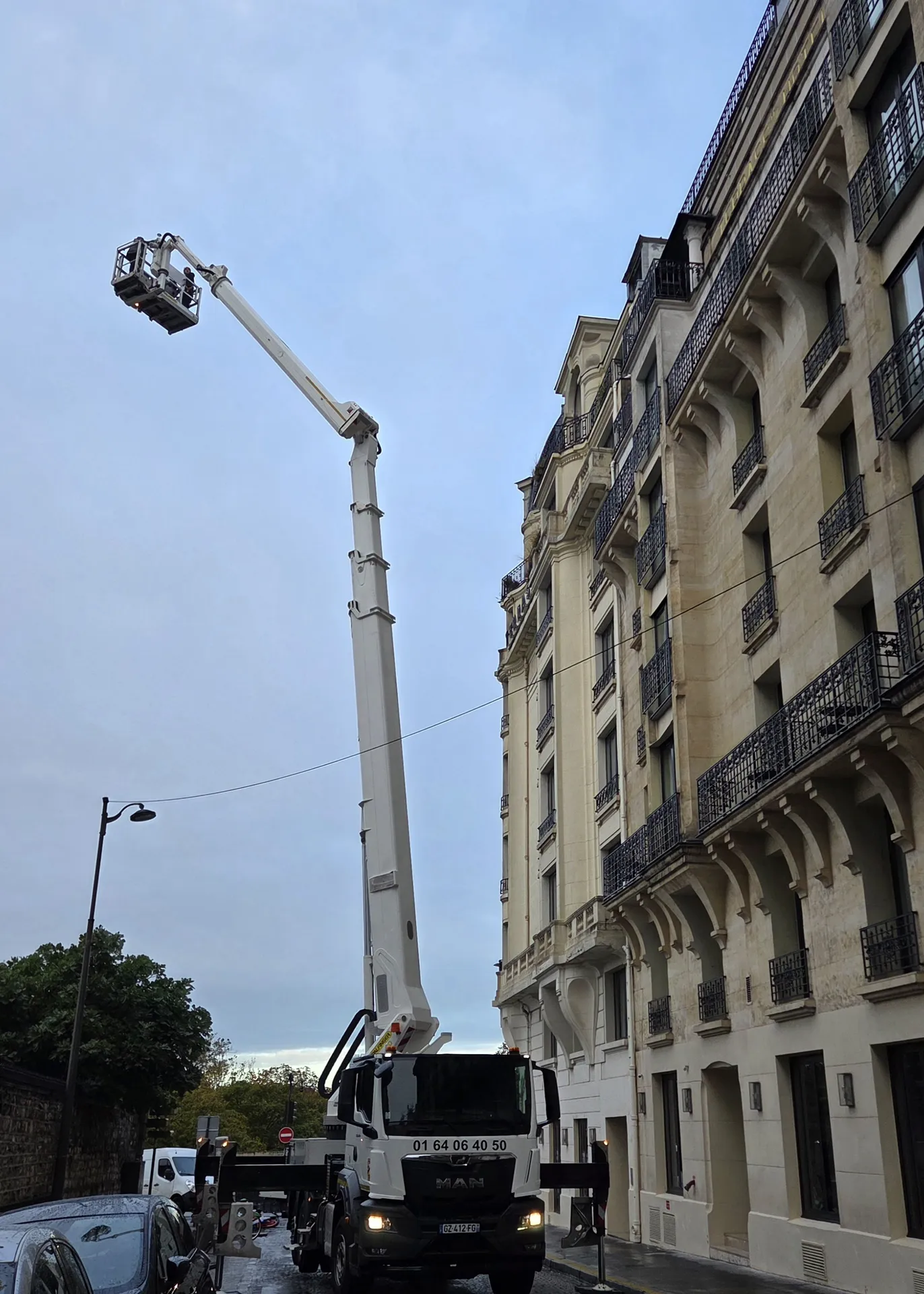 Remise d’antenne Orange à Paris 18e avec nacelle et sécurisation de rue