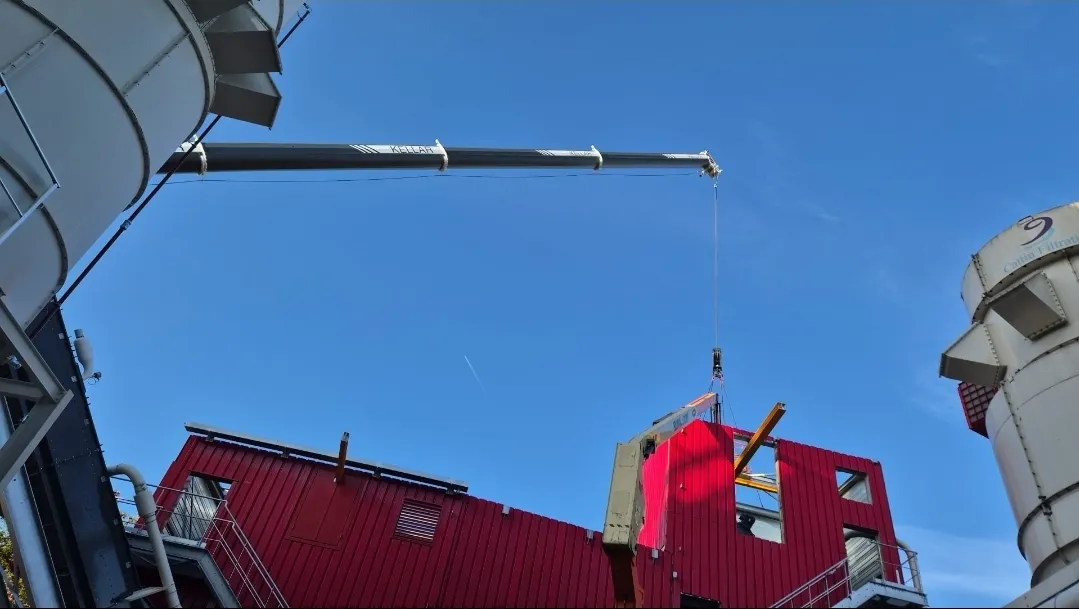 Pose de bardage chez Enoris à Massy avec grue 120 tonnes