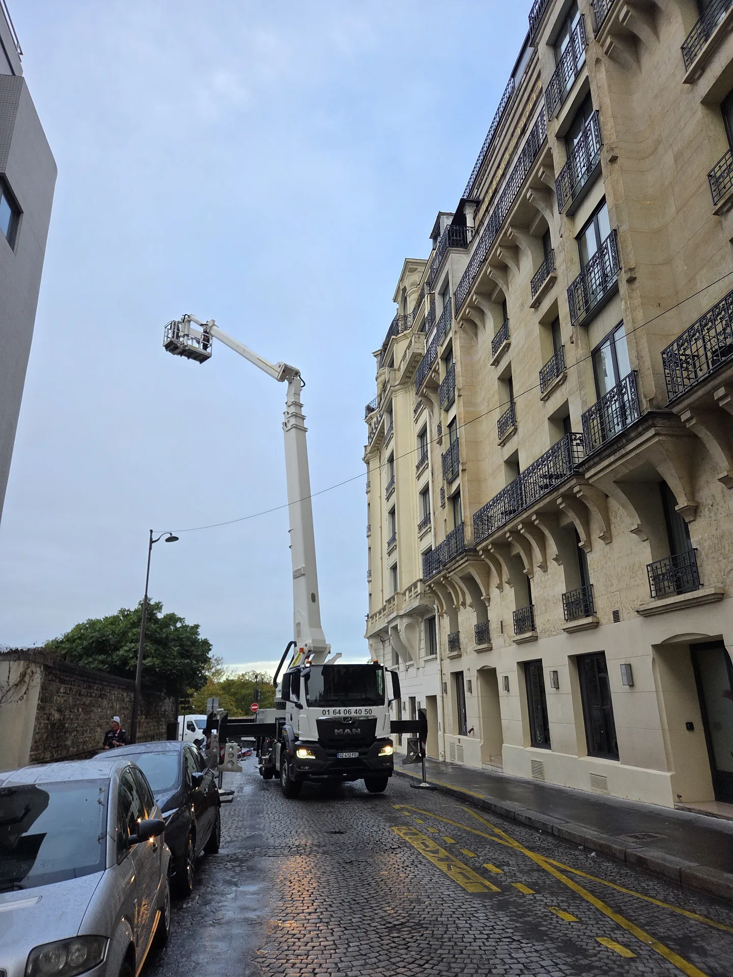 Remise d’antenne Orange à Paris 18e avec nacelle et sécurisation de rue