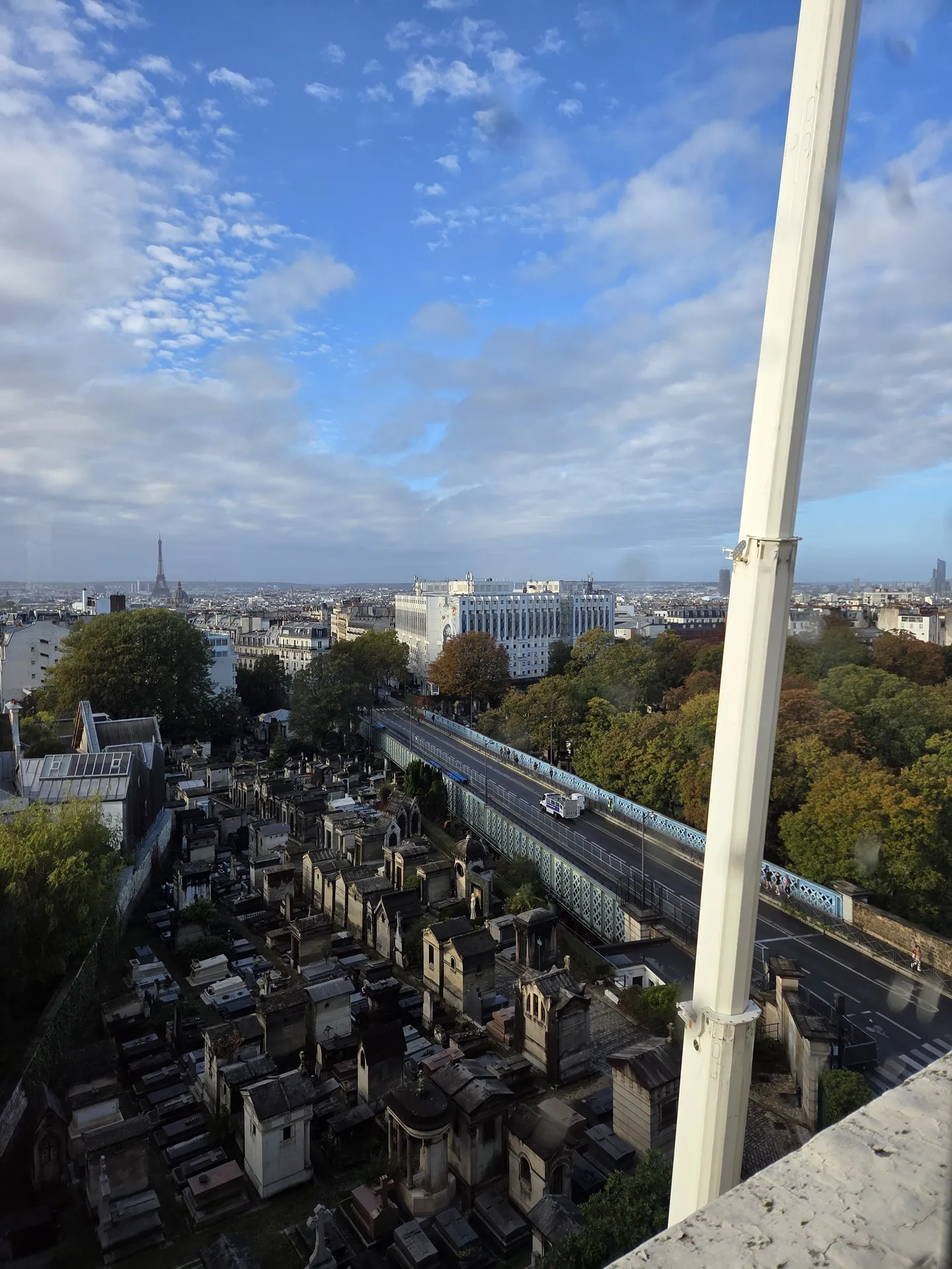 Remise d’antenne Orange à Paris 18e avec nacelle et sécurisation de rue