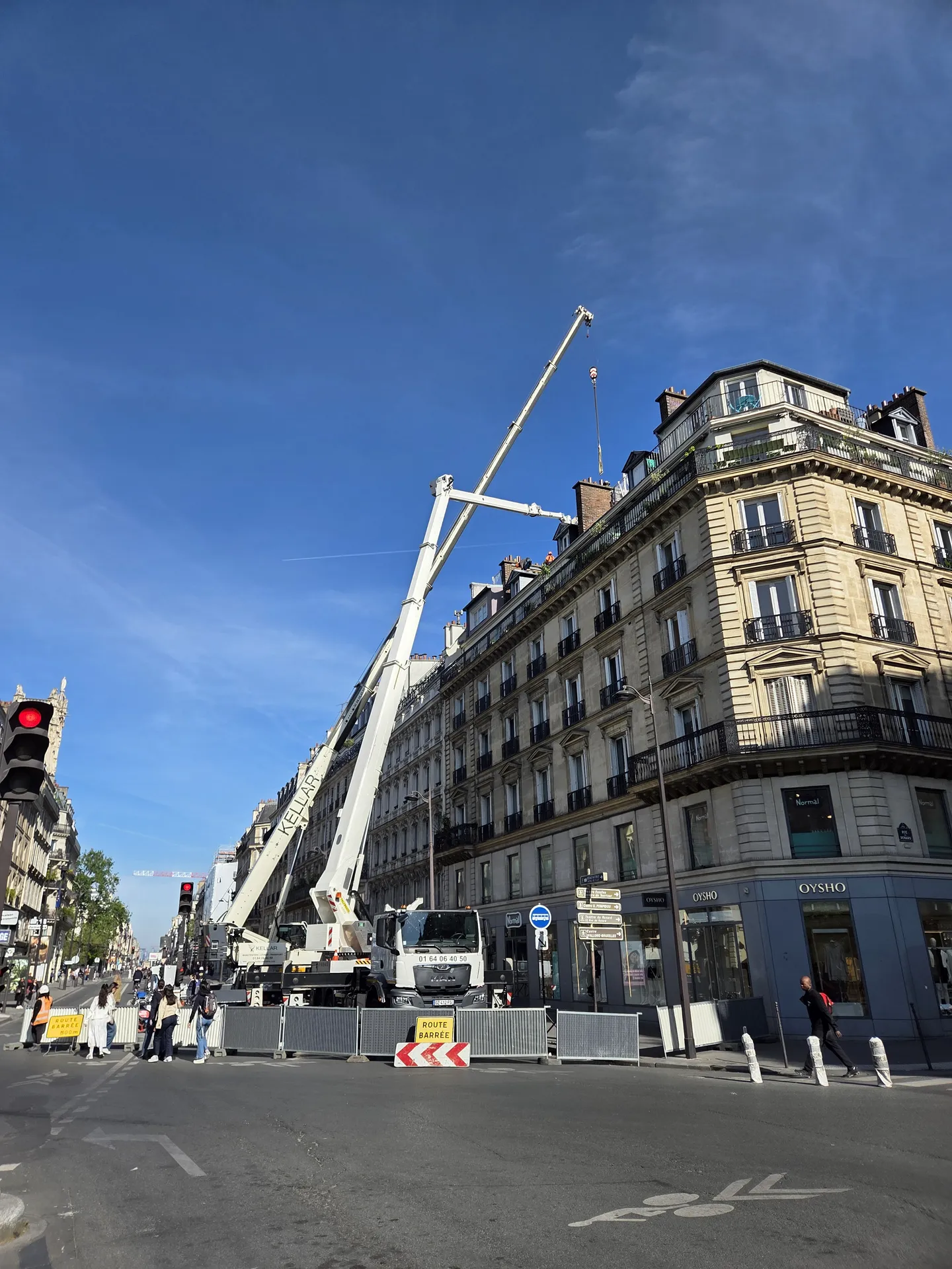 Levage et pose d'antennes pour site radio Free avec grue mobile et nacelle à Paris 1