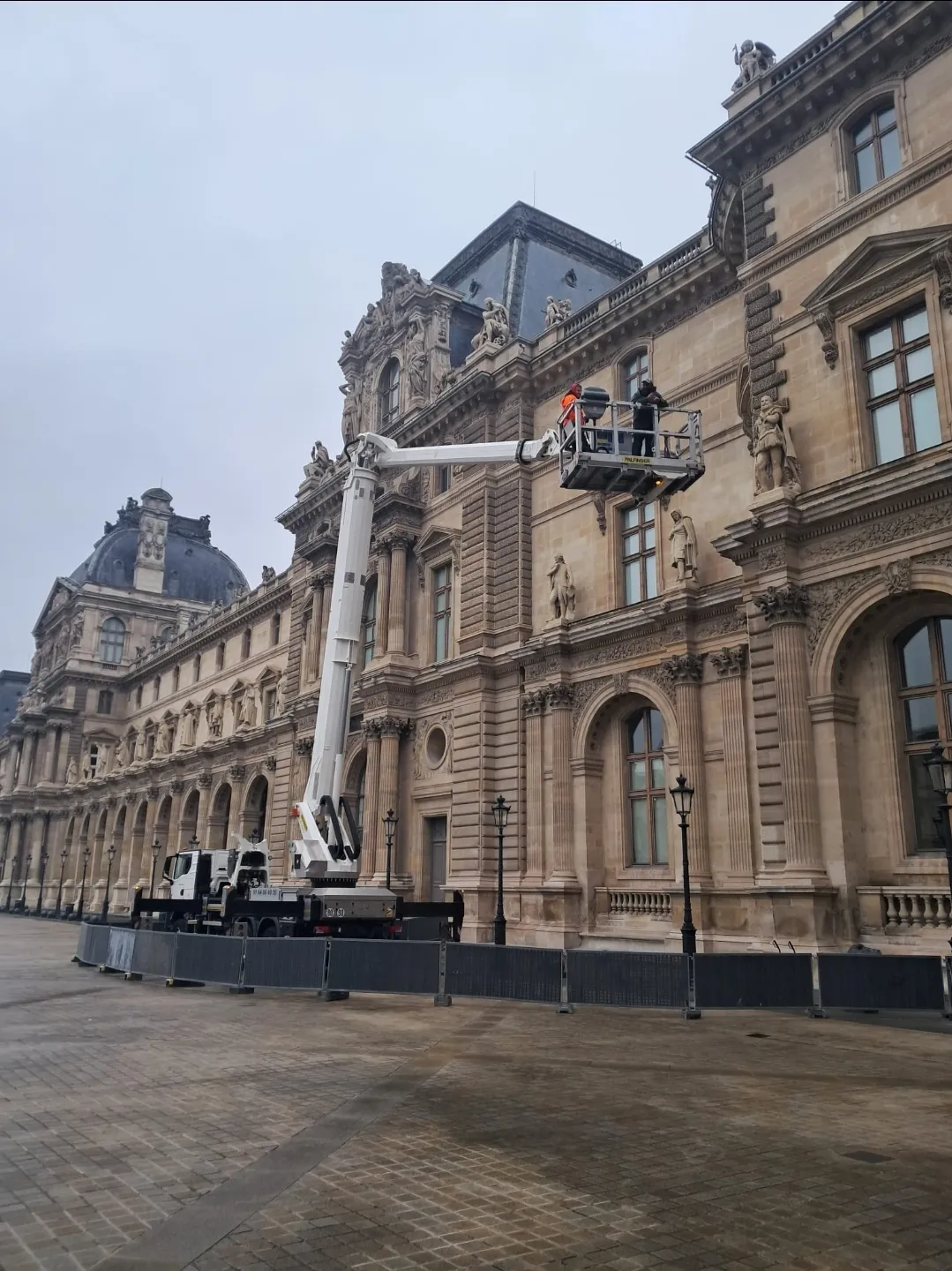 Intervention en nacelle aux abords de la pyramide du Louvre
