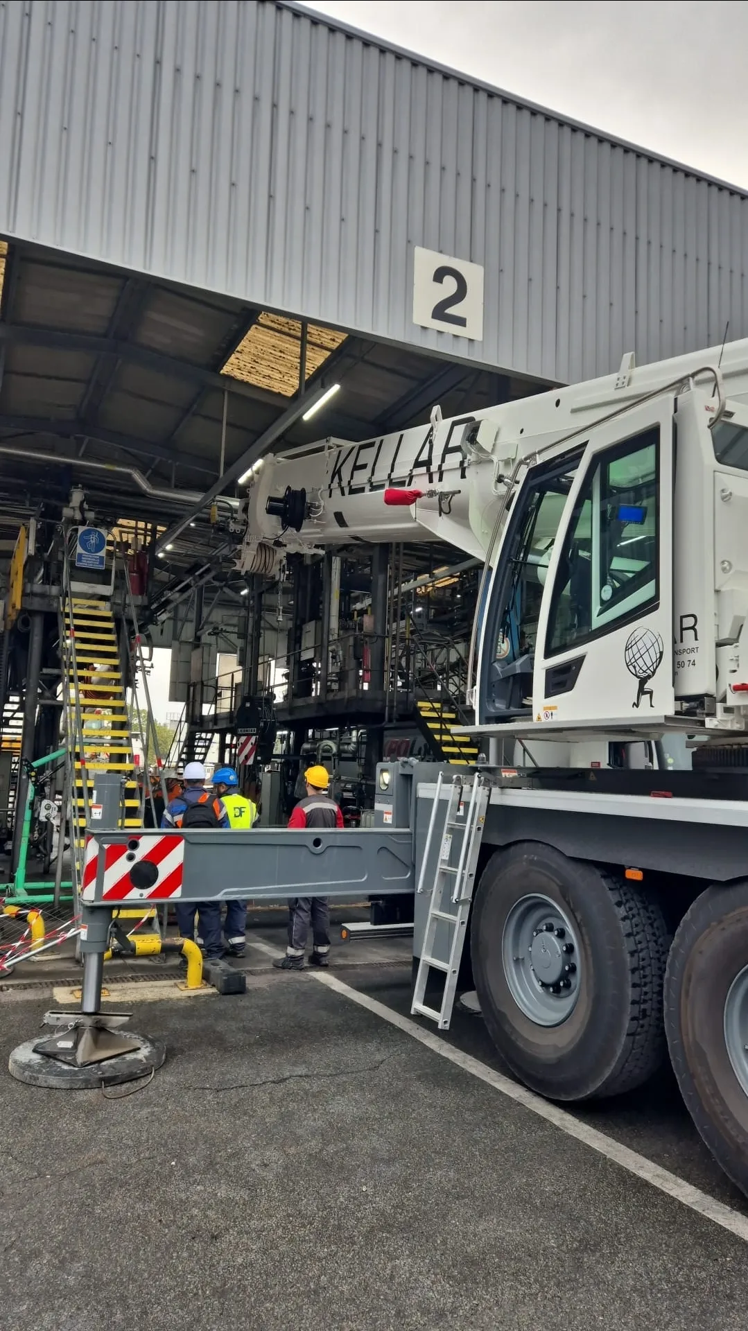 Grutage d’un pont de 40 tonnes avec deux grues sous hangar